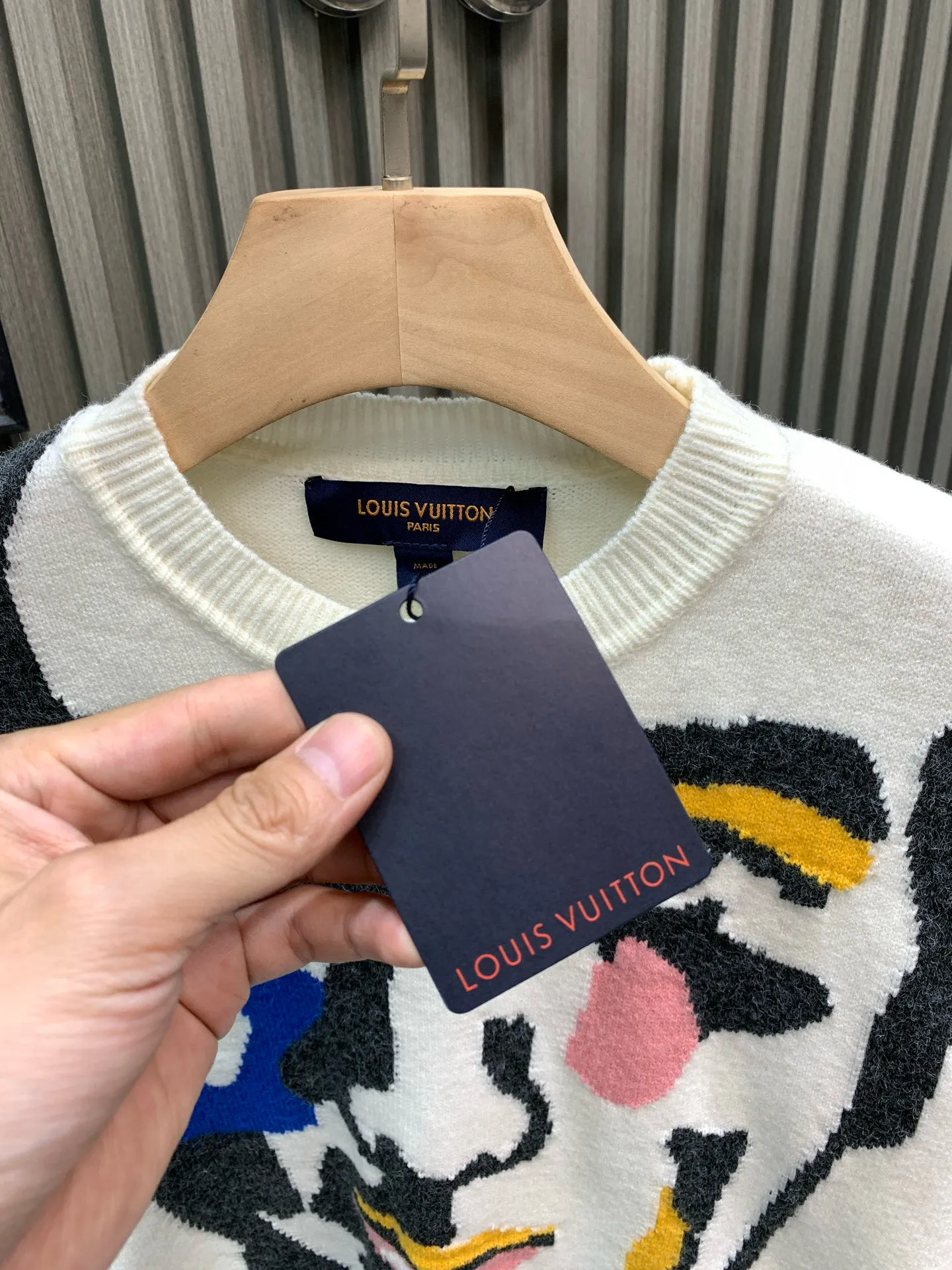 🅿️440 🀄️ Louis Vuitton 𝗟𝗢𝗨𝗜𝗦 𝗩𝗨𝗜𝗧𝗧𝗢𝗡 Intarsia plush crew neck sweater. A must-have human face sweater to summon the gods and goddesses. Both the material and design are high-end. The main body material is made of 100 cotton wool. It feels super soft and waxy. The color scheme is made of cashmere and wool blends. The position of the intarsia will be more hairy. There are 6 colors in total. The intarsia machine imported from Japan is made by Shima Seiki. This intarsia pattern is very difficult. There are more than 20 yarn feeders and dozens of yarns to make a pattern. The loss is huge and the process technology requirements are high. The key is that every color is colored spinning. The upper body is super fashionable and stylish. It must be worn~
